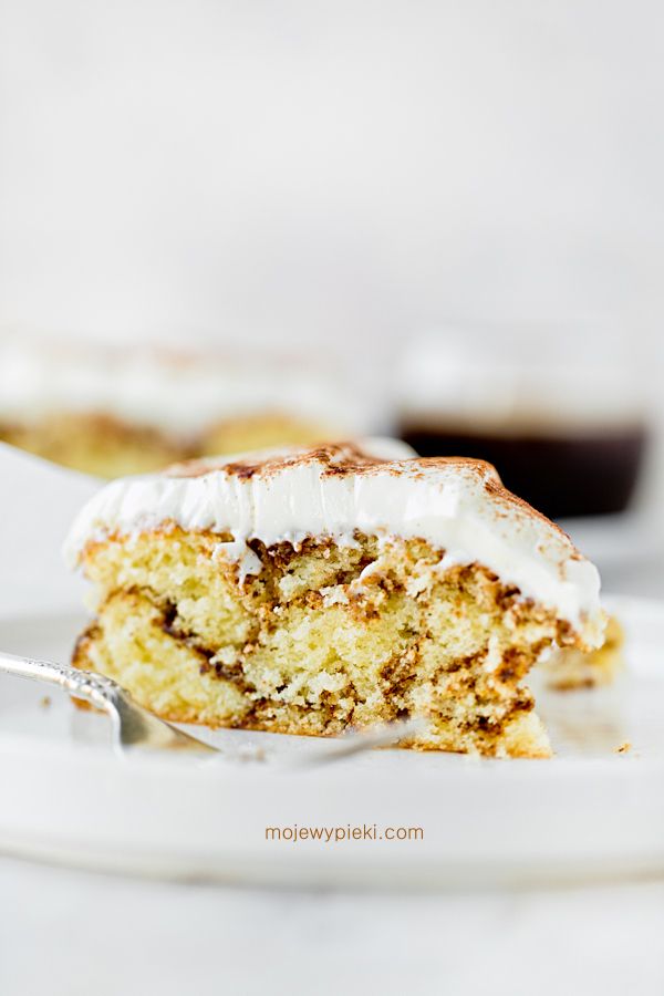 Cinnamon cake with cream cheese frosting