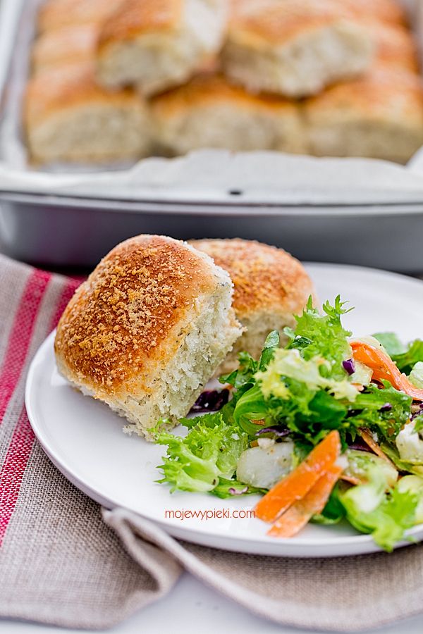 Bułeczki_z_czosnkiem,_ziołami_i_parmezanem_2 Bułeczki z czosnkiem, ziołami i parmezanem