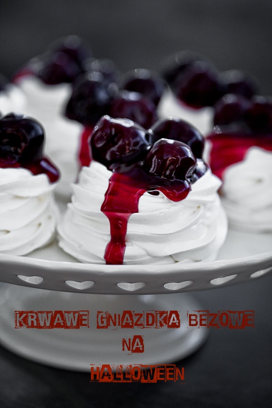 IMG_1446 Gniazdka bezowe z bitą śmietaną i frużeliną wiśniową