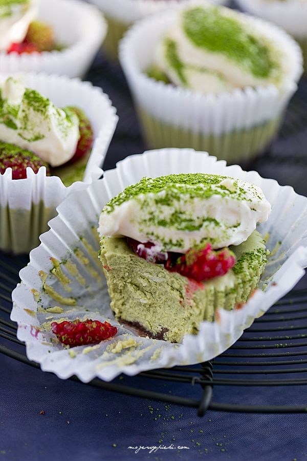 Mini serniczki z matcha, kremem i malinami