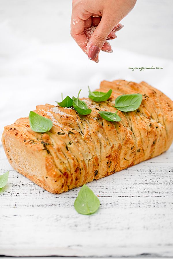 Odrywany_chlebek_z_ziołami,_czosnkiem_i_parmezanem_1 Odrywany chlebek z ziołami, czosnkiem i parmezanem