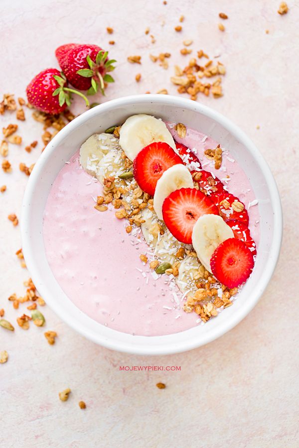 Strawberry smoothie bowl Moje Wypieki