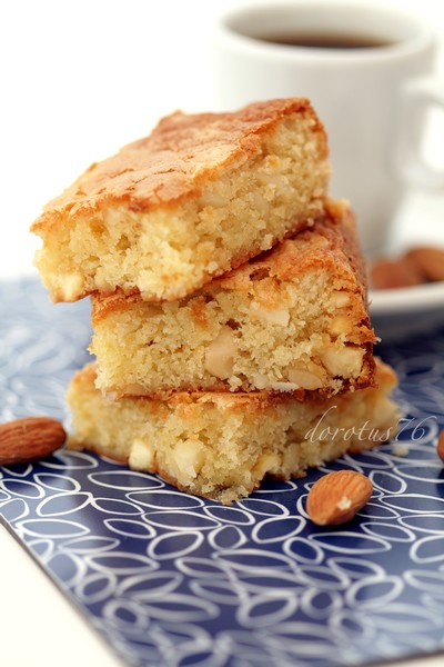 blondies_3 Brownies z białą czekoladą i migdałami (blondies)