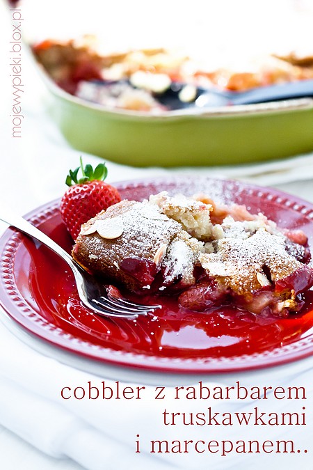 cobbler_z_rabarb_i_trusk_2 Cobbler z rabarbarem, truskawkami i marcepanem