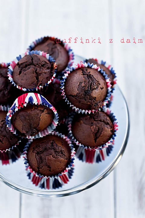 czekoladowe_muffinki_z_batonikami_daim_3 Czekoladowe muffinki z batonikami daim