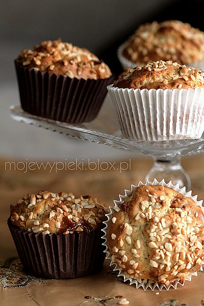 muff_fistaszkowe_1 Muffiny ze snickersami i mas艂em orzechowym