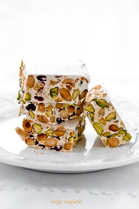 nugat_1 Nugat pistacjowo – migdałowy z żurawiną