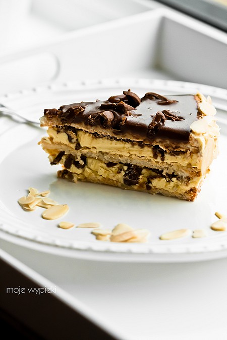 szwedzki_tort_migdalowy_1 Szwedzkie ciasto migdałowe z batonikami Daim