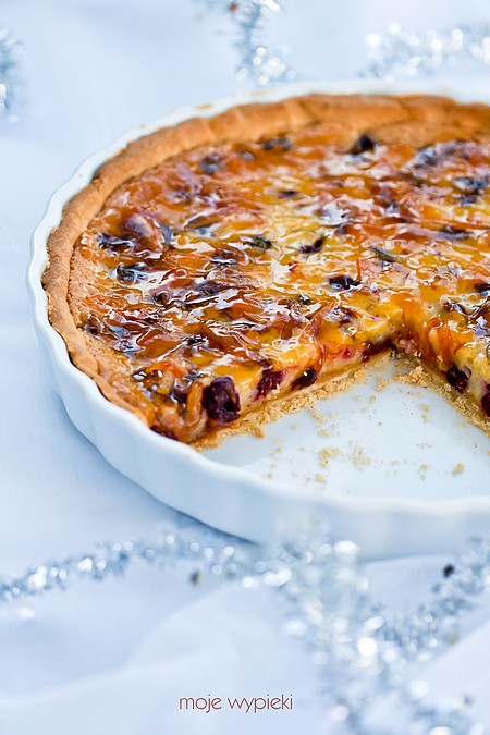 tarta_marcepanowa_z_wisniami_2 Tarta marcepanowa z wiśniami i konfiturą pomarańczową