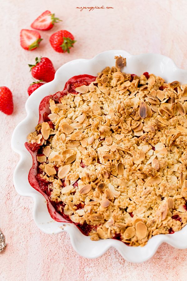 Migdałowe crumble z truskawkami Migdałowe crumble z truskawkami
