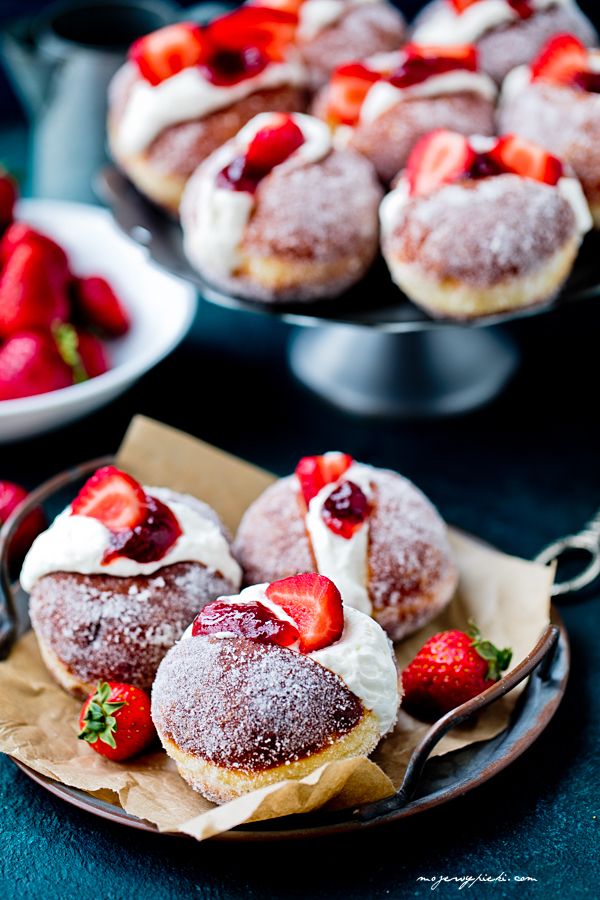 pączki z truskawkami pączki z truskawkami