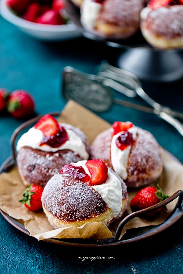 pączki z truskawkami pączki z truskawkami