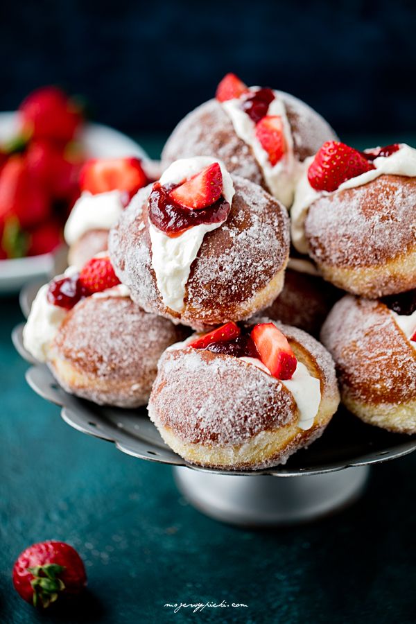 pączki z truskawkami pączki z truskawkami