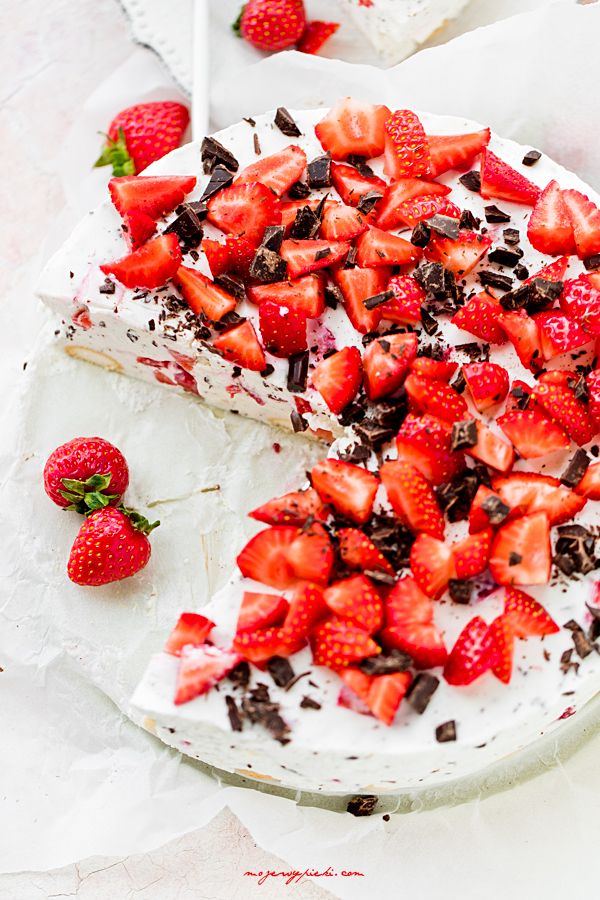 Sernik stracciatella z truskawkami Sernik stracciatella z truskawkami