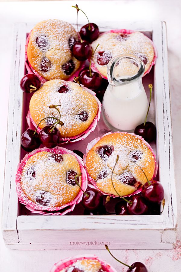 Maślane muffiny z czereśniami Maślane muffiny z czereśniami