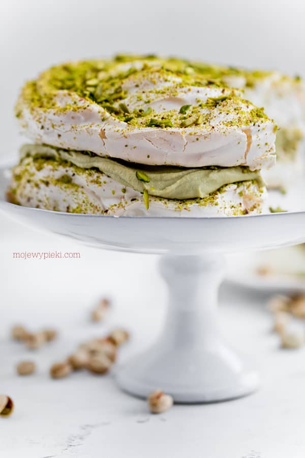 Pistacjowy tort bezowy