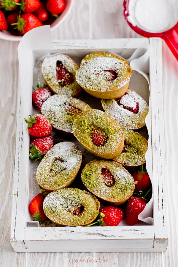 Friands pistacjowo - truskawkowe