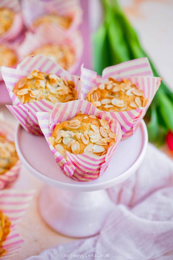 Muffiny z rabarbarem i marcepanem Muffiny z rabarbarem i marcepanem