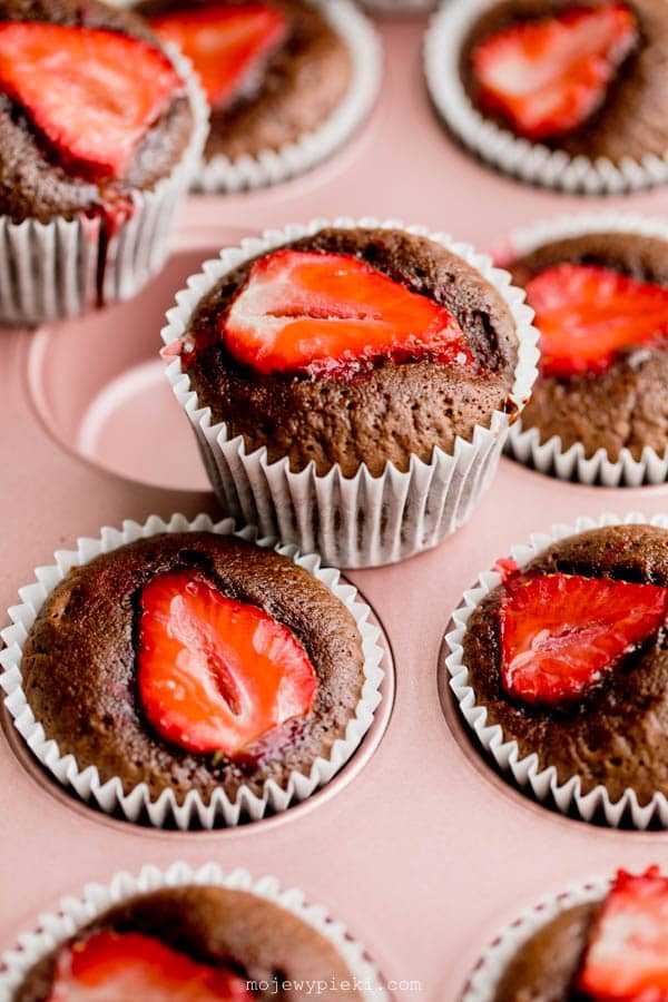 Babeczki brownie z truskawkami Babeczki brownie z truskawkami