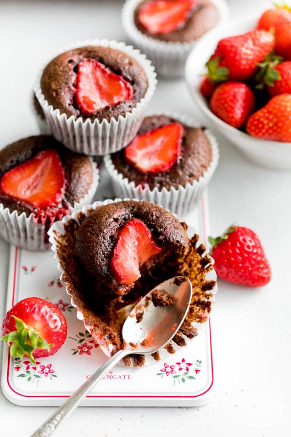 Babeczki brownie z truskawkami Babeczki brownie z truskawkami