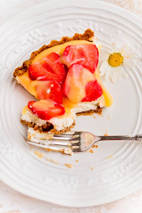 Tarta z truskawkami i lemon curdem Tarta z truskawkami i lemon curdem