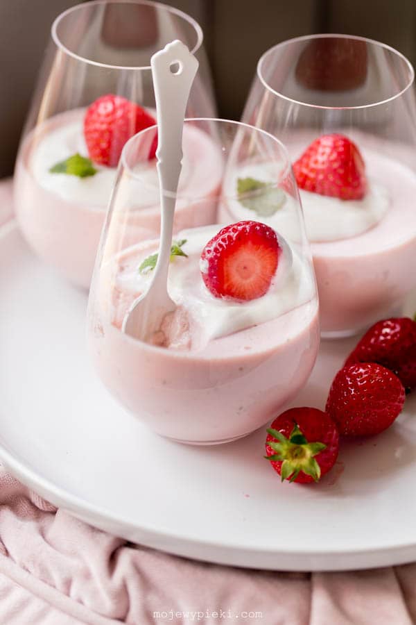 Jogurtowa panna cotta z truskawkami Jogurtowa panna cotta z truskawkami